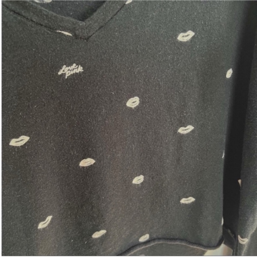 PINK Victoria's Secret Girlfriend t-shirt black cropped lips print v neck - Picture 3 of 8